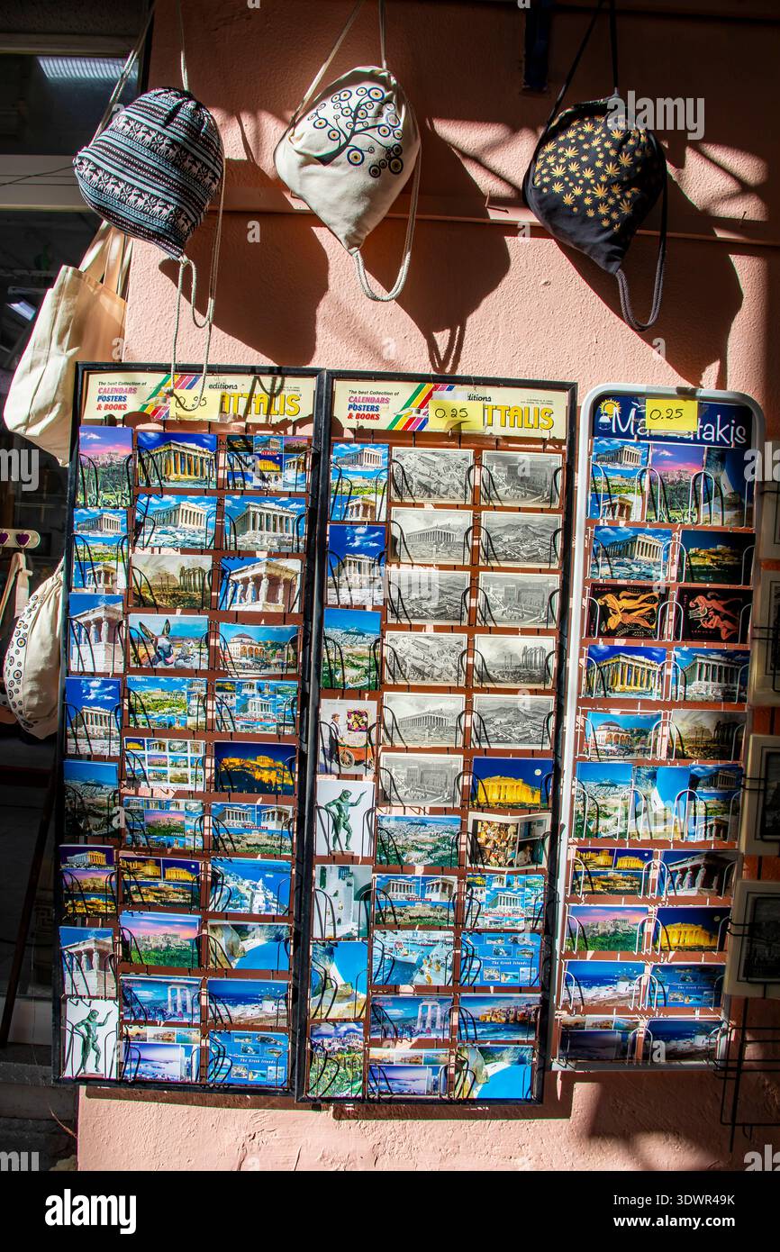 Athen Griechenland 31. Januar 2026: Souvenirs, die vor einem Straßenladen in Athen ausgestellt werden, umfassen Schlüsselanhänger, Postkarten, Handtücher und viele Nazar-Augenanhänger Stockfoto