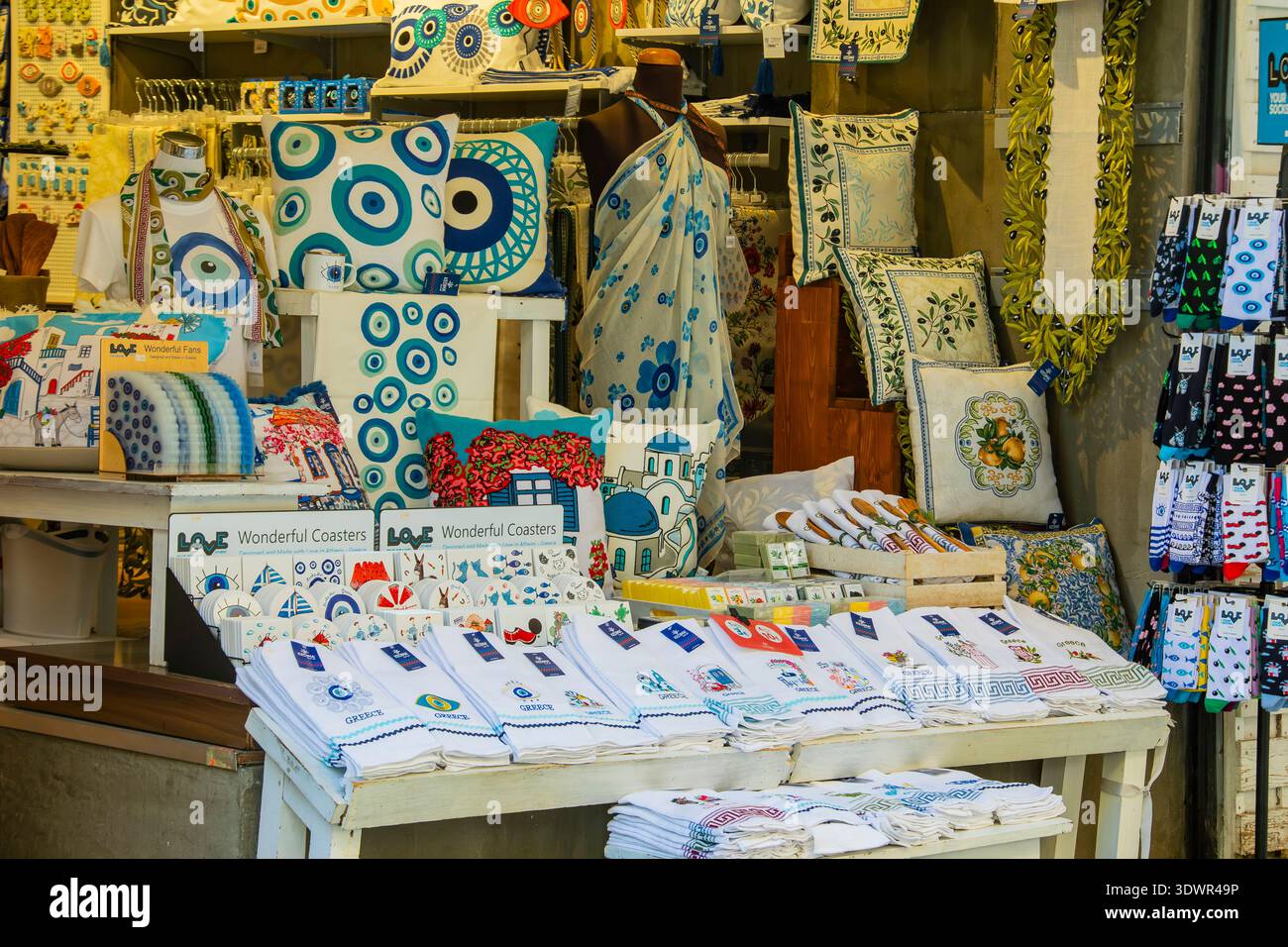 Athen Griechenland 31. Januar 2026: Souvenirs, die vor einem Straßenladen in Athen ausgestellt werden, umfassen Schlüsselanhänger, Postkarten, Handtücher und viele Nazar-Augenanhänger Stockfoto