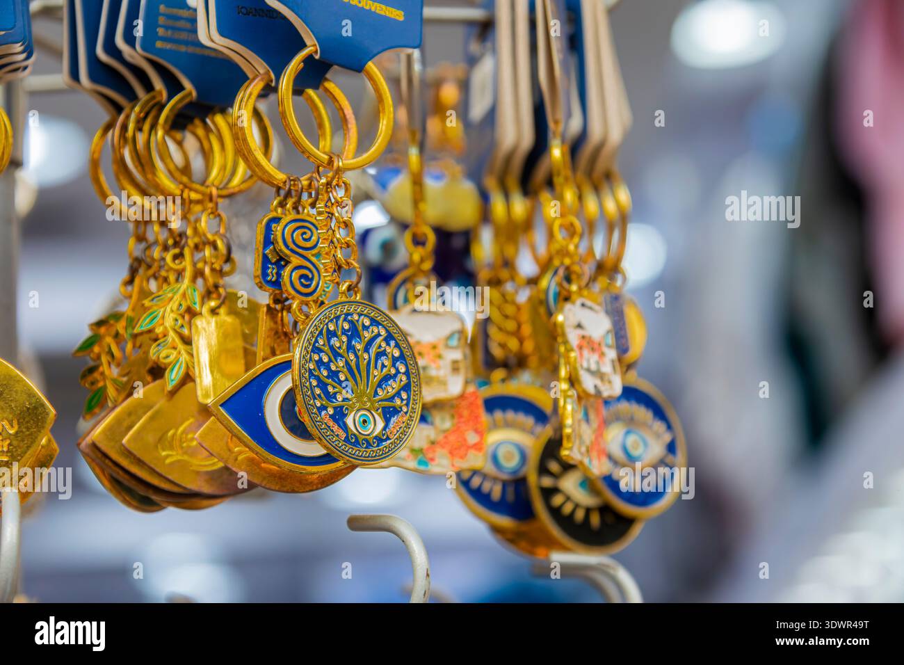 Athen Griechenland 31. Januar 2026: Souvenirs, die vor einem Straßenladen in Athen ausgestellt werden, umfassen Schlüsselanhänger, Postkarten, Handtücher und viele Nazar-Augenanhänger Stockfoto