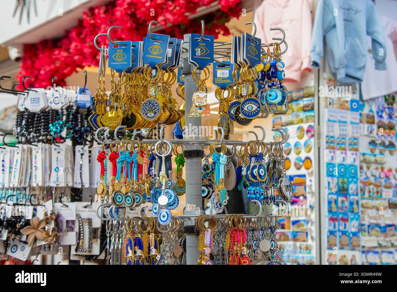 Athen Griechenland 31. Januar 2026: Souvenirs, die vor einem Straßenladen in Athen ausgestellt werden, umfassen Schlüsselanhänger, Postkarten, Handtücher und viele Nazar-Augenanhänger Stockfoto
