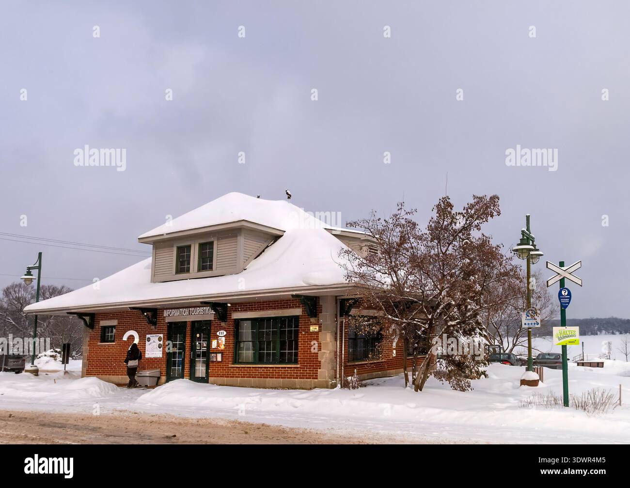 Winter im Lac Boivin in Granby, Quebec, Kanada. Die Gegend um das Touristeninformationsbüro ist beliebt, um eine Tour um den See zu beginnen, im Sommer oder Winter Stockfoto