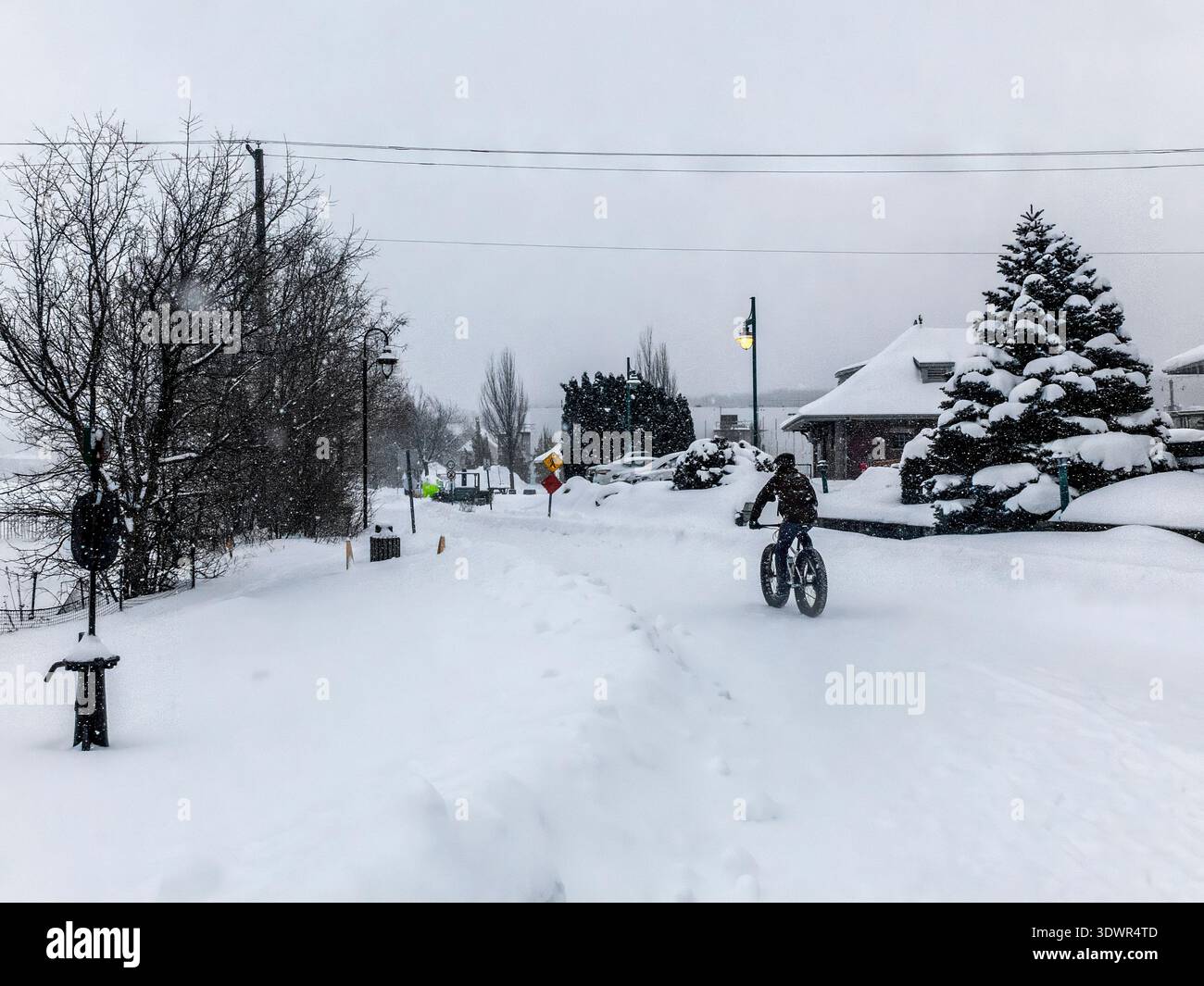 Winter im Lac Boivin in Granby, Quebec, Kanada. Die Gegend um das Touristeninformationsbüro ist beliebt, um eine Tour um den See zu beginnen, im Sommer oder Winter Stockfoto