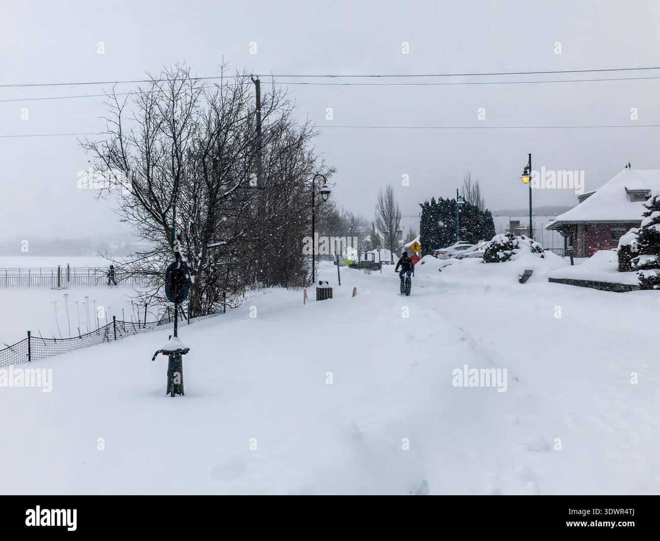 Winter im Lac Boivin in Granby, Quebec, Kanada. Die Gegend um das Touristeninformationsbüro ist beliebt, um eine Tour um den See zu beginnen, im Sommer oder Winter Stockfoto