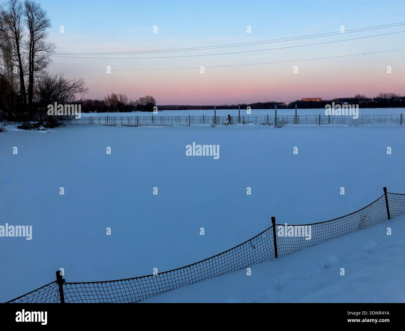Winter im Lac Boivin in Granby, Quebec, Kanada. Die Gegend um das Touristeninformationsbüro ist beliebt, um eine Tour um den See zu beginnen, im Sommer oder Winter Stockfoto