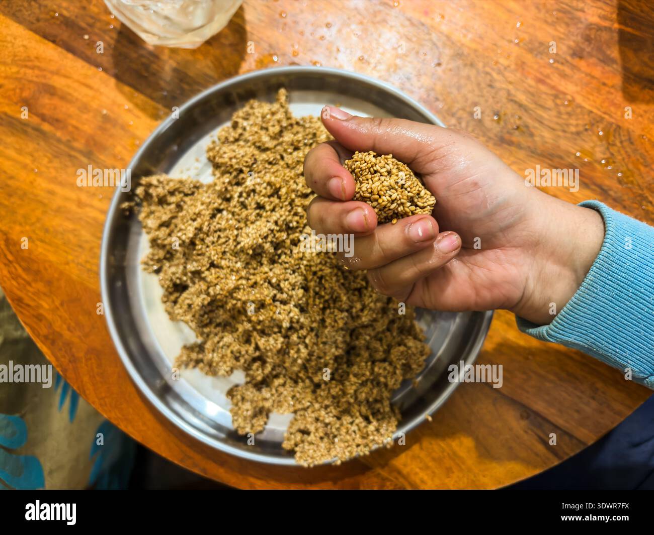 Handgemachte traditionelle indische Till Laddu mit gerösteter Sesammischung Stockfoto