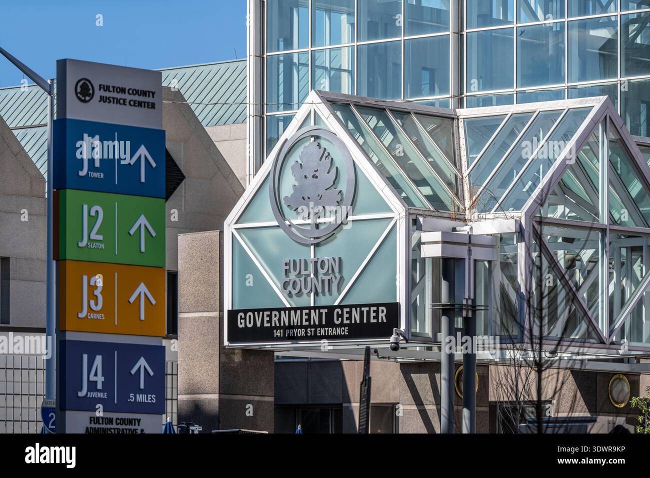 Fulton County Government Center und Beschilderung zum Fulton County Justice Center im Zentrum von Atlanta, Georgia. (USA) Stockfoto
