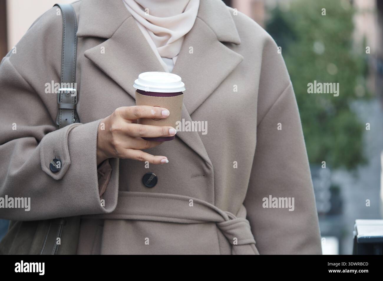 Warmes Getränk in der Hand bei einem Spaziergang durch die Stadt Stockfoto