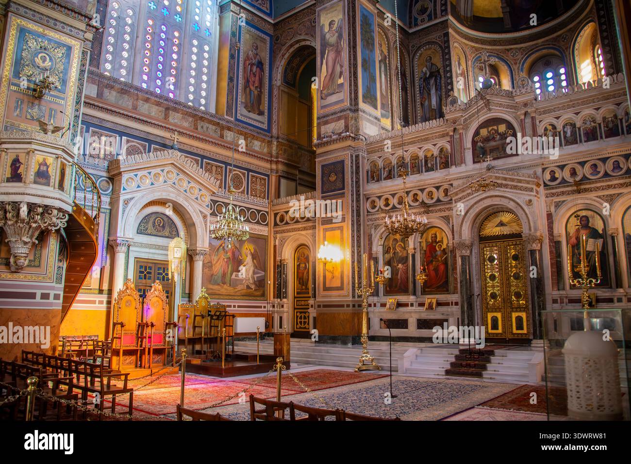 Athen Griechenland 31. Januar 2026: Das Innere der Metropolitan Cathedral von Athen zeigt kunstvolle Ikonen, vergoldete Details und reich verzierte Wände Stockfoto