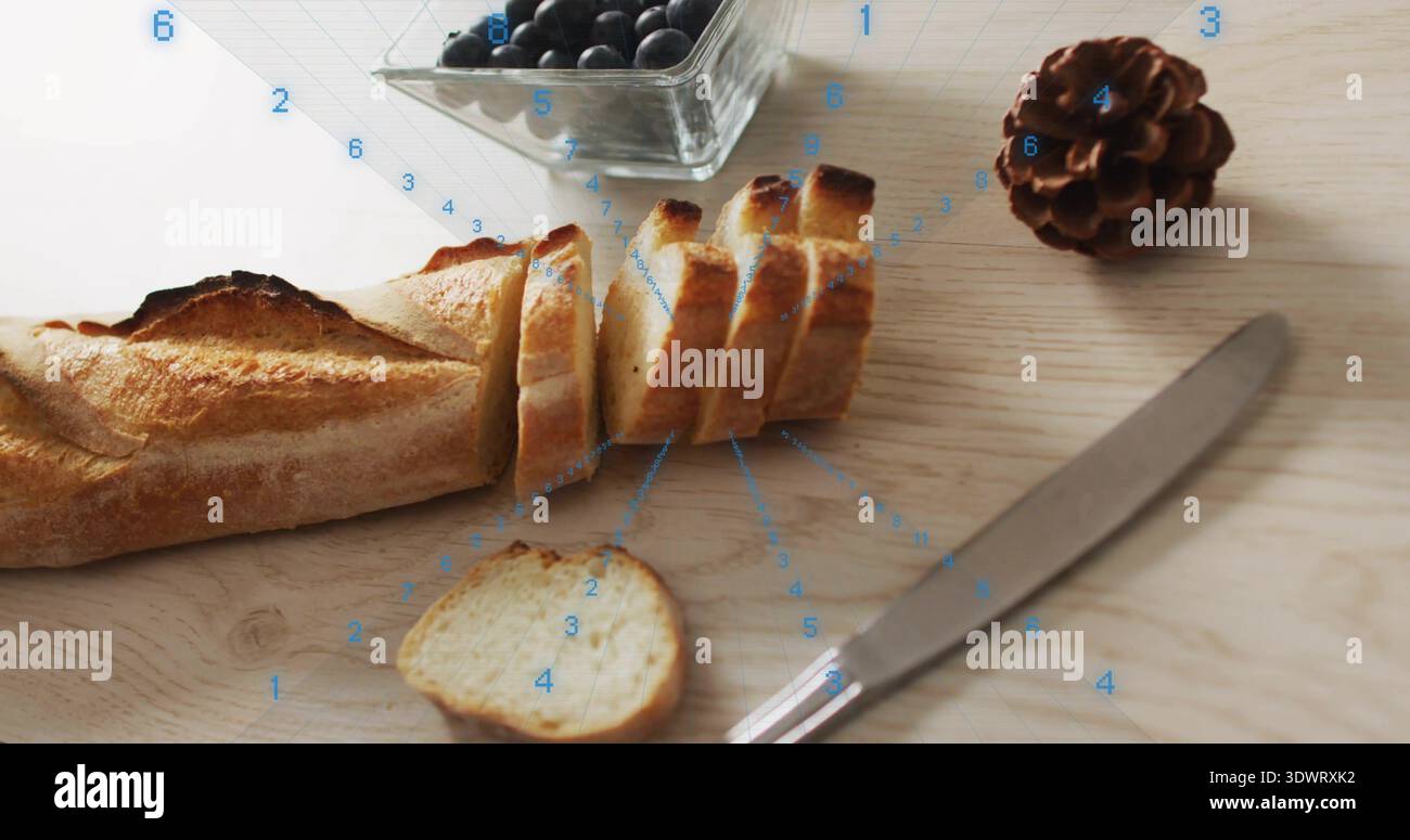 Zeigt geschnittenes Baguette auf Holzbrett mit Scheiben und Krümeln Blaubeeren Messer Tannenzapfen überlagert Stockfoto
