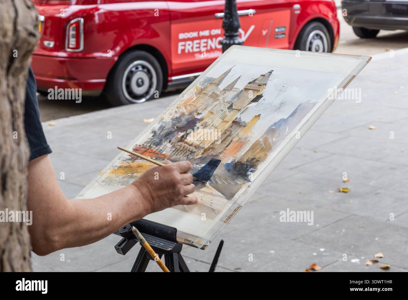 Straßenkünstler malte ein städtisches Aquarell auf einer Staffelei im Freien. London, UK, 10. August 2024 Stockfoto
