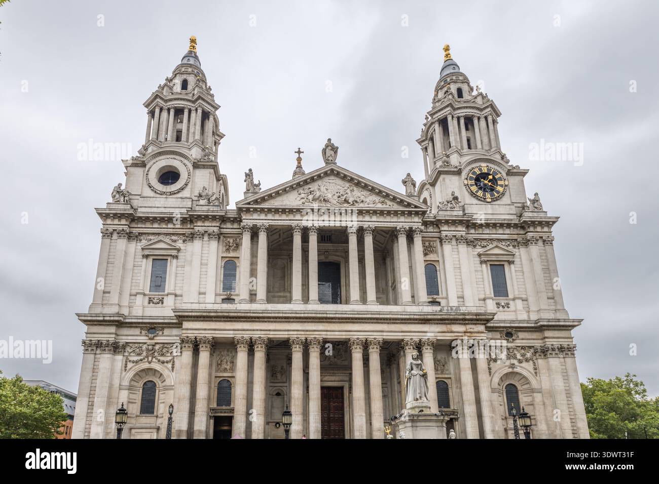 Fassade der St. Paul's Cathedral in London unter bewölktem Himmel. London, UK, 10. August 2024 Stockfoto