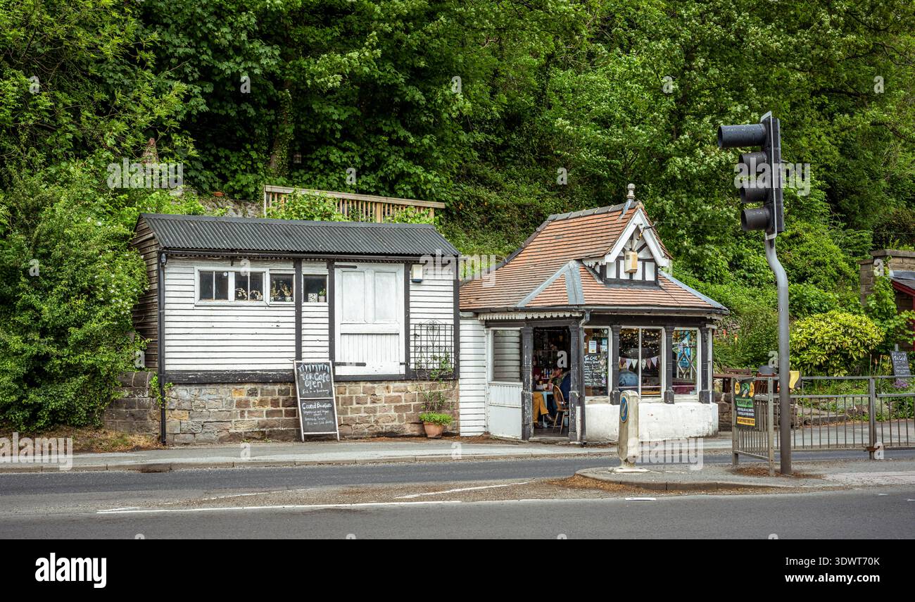 Das Tor Café, Cromford, Derbyshire – ein bezauberndes Café am Straßenrand in einem Fachwerkkiosk und einem Weatherboard-Gebäude. Stockfoto