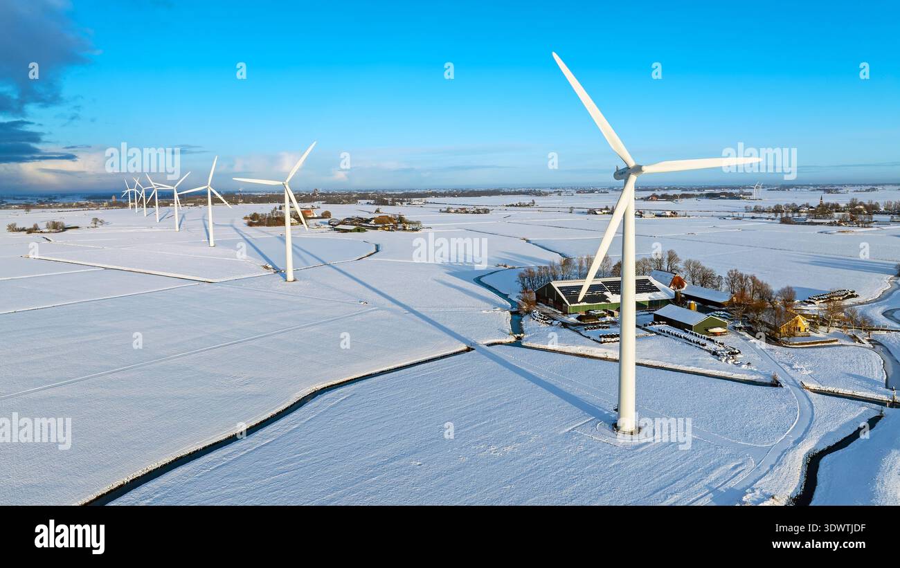 Windturbinen aus der Vogelperspektive in verschneiten Landschaften im Winter Stockfoto
