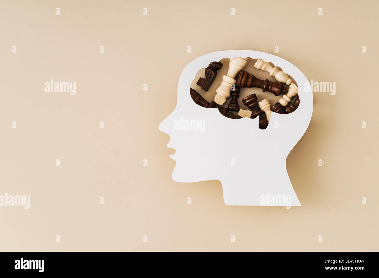 Schachfiguren in der menschlichen Kopf-Silhouette. Strategisches Denken und Entscheidungskonzept. Stockfoto