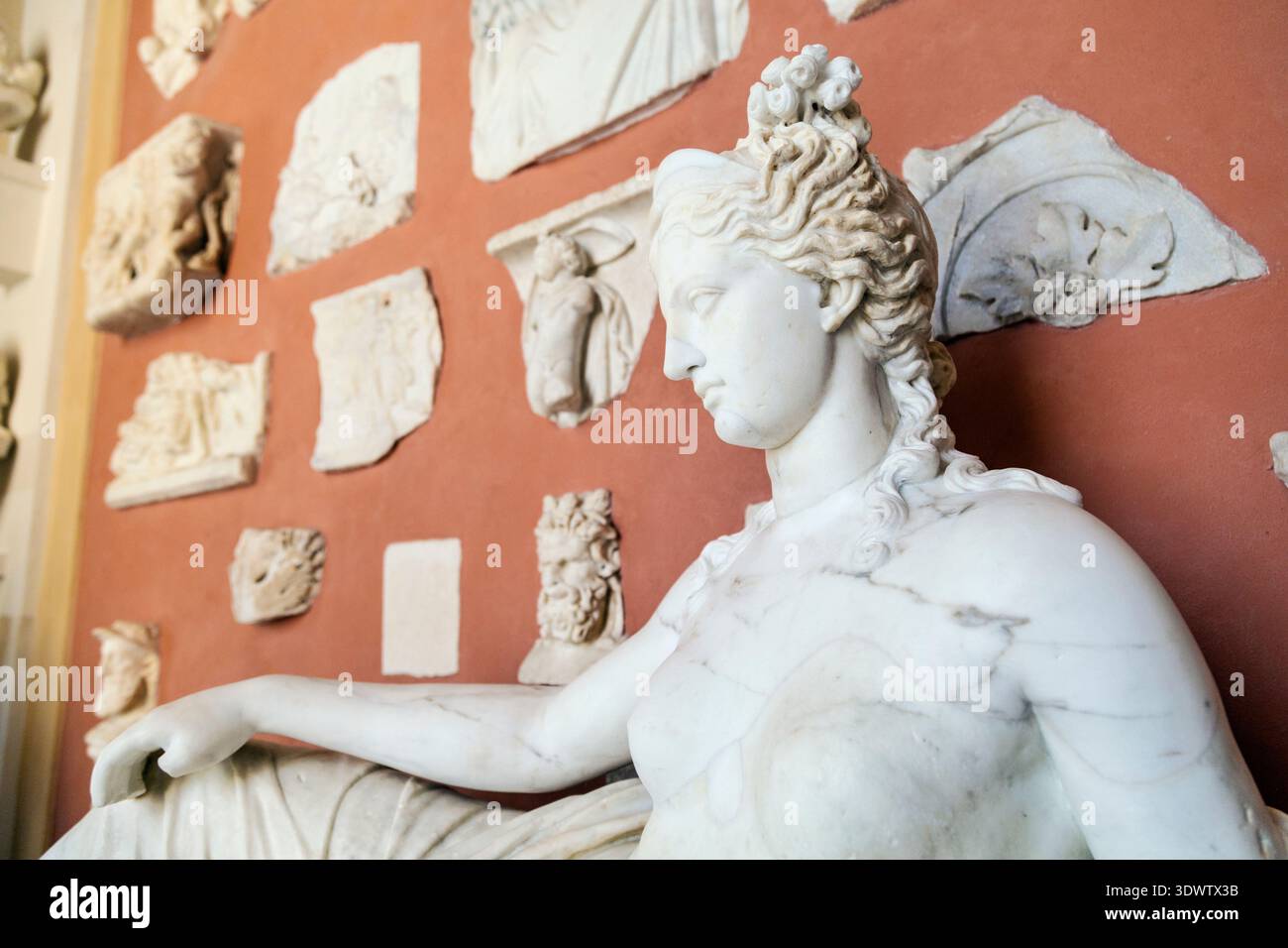 Skulptur einer Frau im Lapidarium mit Bruchstücken antiker Kunst im barocken königlichen Schloss Wilanow aus dem 17. Jahrhundert in Warschau, Polen Stockfoto