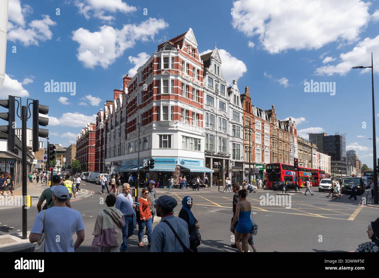 An einem sonnigen Tag überqueren die Menschen die Straße an der Kreuzung von Chapel Street und Edgware Road, paddeltLondon. Stockfoto