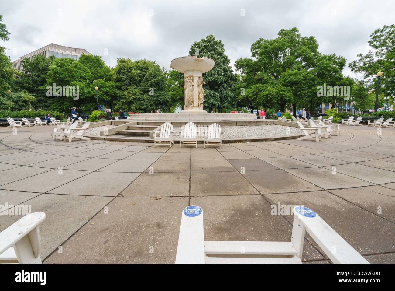 Washington D.C., USA - 21. Mai 2025. Symmetrische Anordnung der weißen Adirondack-Stühle gegenüber dem Dupont Circle-Brunnen. Stockfoto