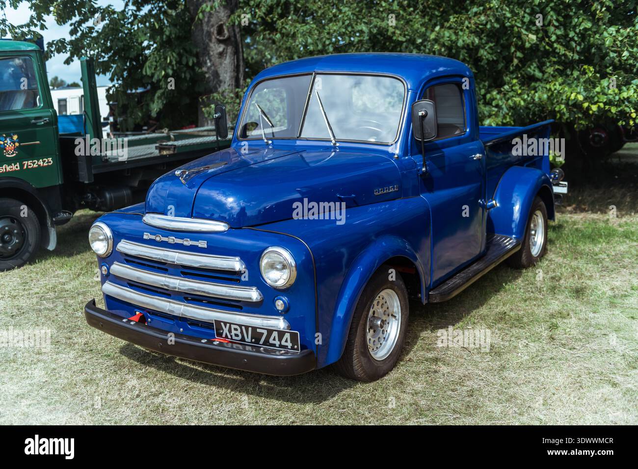 Restaurierter 1952 Dodge B-Serie Pilot House Pickup Truck XBV 744 in Kobaltblau auf der Astle Park Rally 2025. Stockfoto