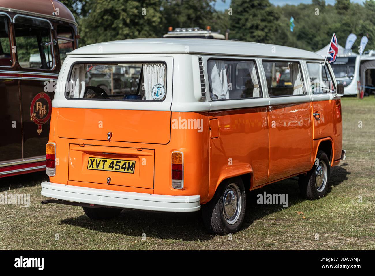 Restaurierter 1973-74 Volkswagen T2 Bay Campervan XVT 454M in Orange und weiß auf der Astle Park Rally 2025. Stockfoto
