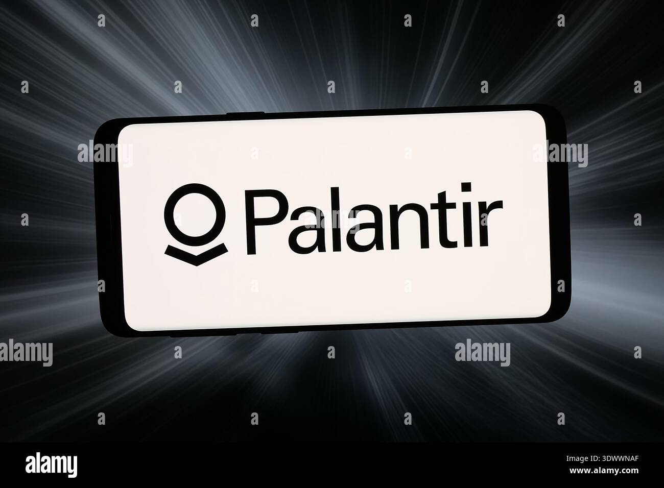 Stuttgart, Deutschland - 25.02.2026: In dieser Fotoabbildung ist das Logo des Analyseunternehmens Palantir Technologies Inc. Auf einem Smartphone zu sehen Stockfoto