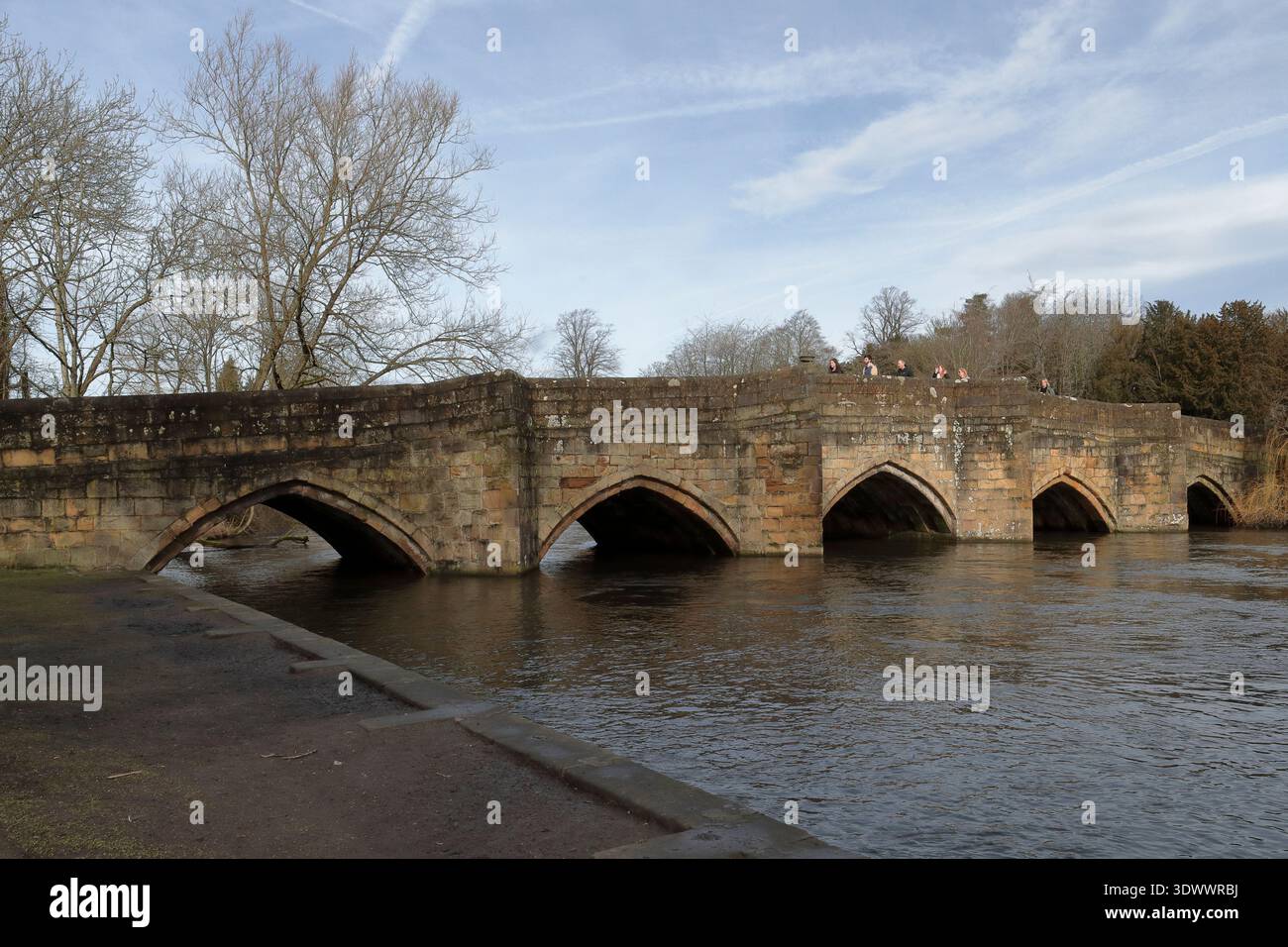 Holme Bridge, Bakewell. Eine schmale Packpferdebrücke mit fünf Segmentbögen und zwei kleinen Halbkreisbögen aus dem Jahr 1684. Stockfoto