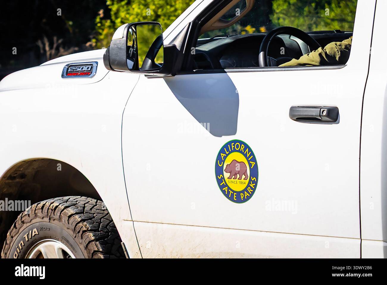 Felton, KALIFORNIEN, USA – 21. November 2025: Nahaufnahme des California State Parks-Logos auf einem offiziellen Servicefahrzeug, das für den Parkbetrieb verwendet wird Stockfoto