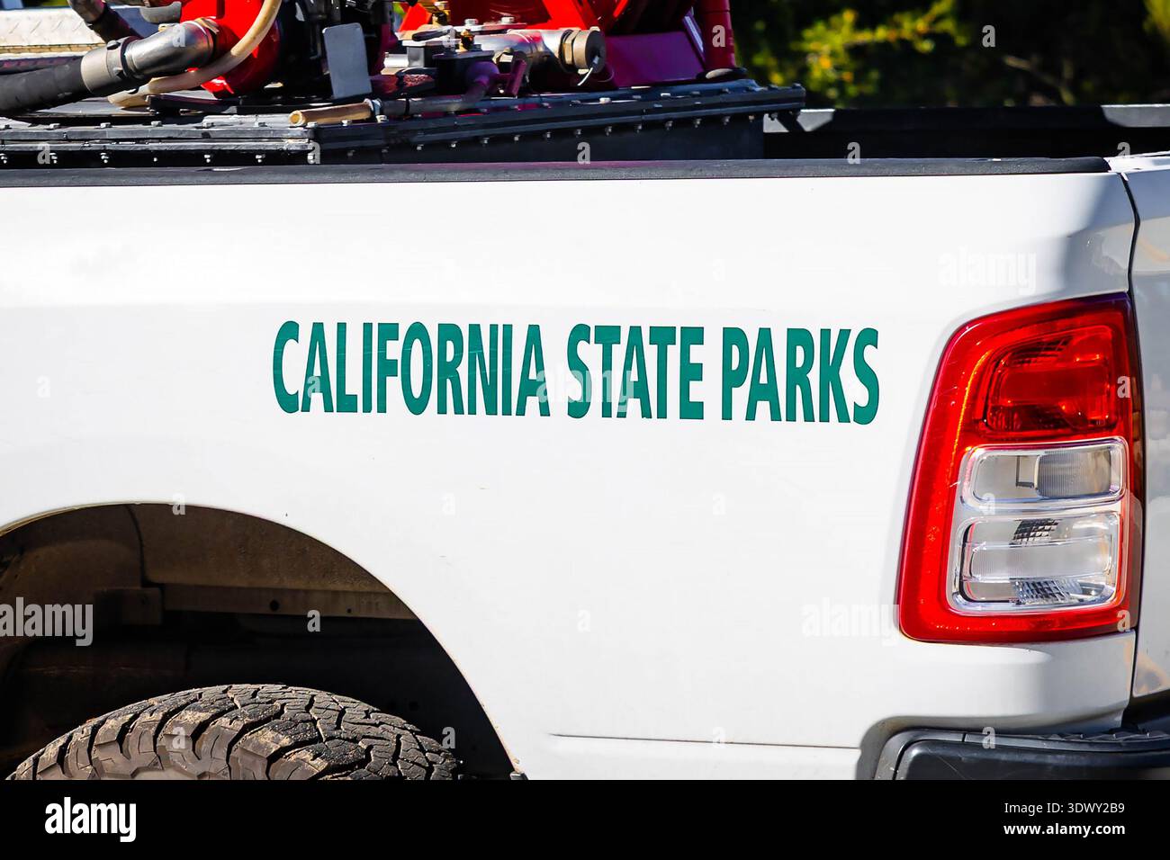 Nahaufnahme eines an einem Servicefahrzeug angebrachten Schilds der California State Parks, das den Betrieb und die Wartung des Parks verdeutlicht Stockfoto