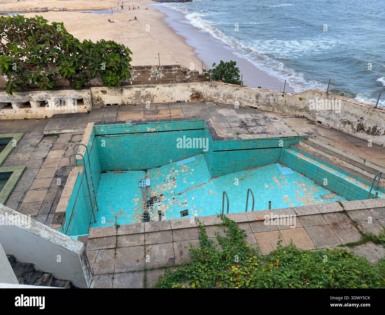 Das historische Schwimmbad, das für Kolonialgouverneure auf Osu Castle gebaut wurde. Stockfoto