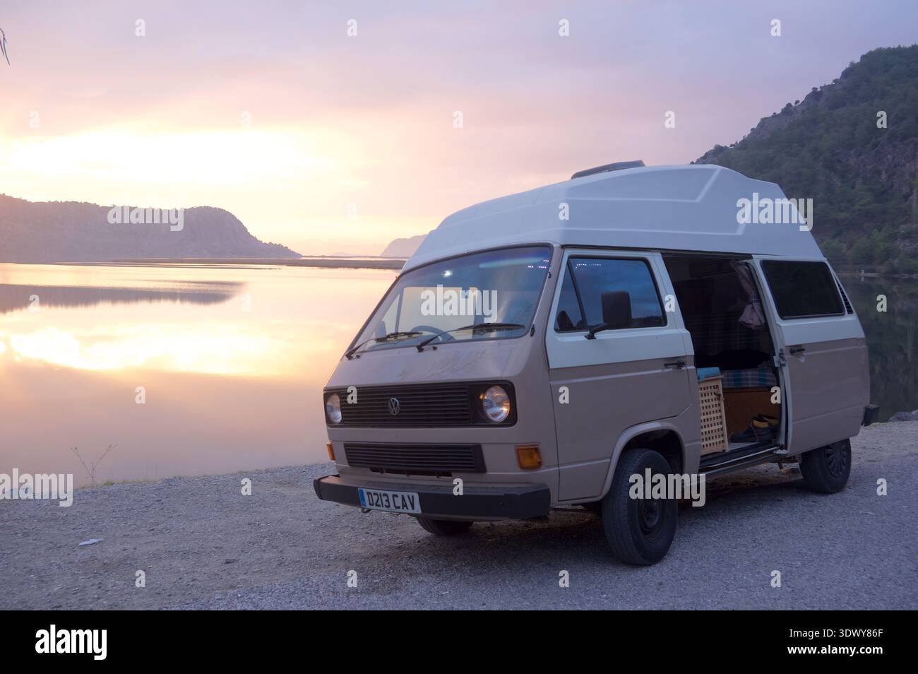 Ein vollständig restaurierter volkswagen T25 t3 Wohnmobil in Fiat Mocha Latte Beige, an einer idyllischen Lagune im Süden der Türkei auf einem Campingabenteuer Stockfoto