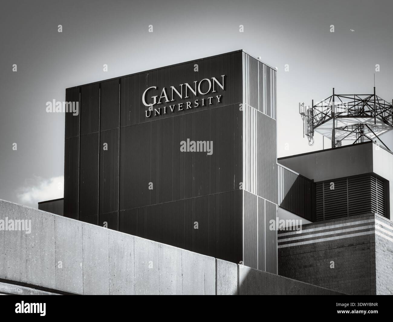 Außengebäude der Gannon University mit moderner Architektur und Kommunikationsturm, Erie, Pennsylvania, USA Stockfoto