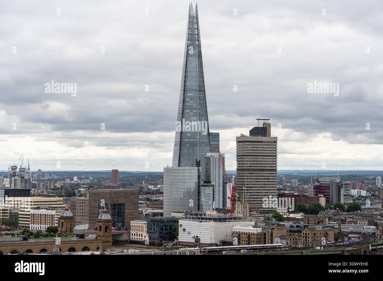 The Shard, ein 310 Meter hoher Wolkenkratzer, der von Renzo Piano entworfen wurde, dominiert die Londoner Skyline. Von der Kuppel der St. Paul's Cathedral aus gesehen Stockfoto