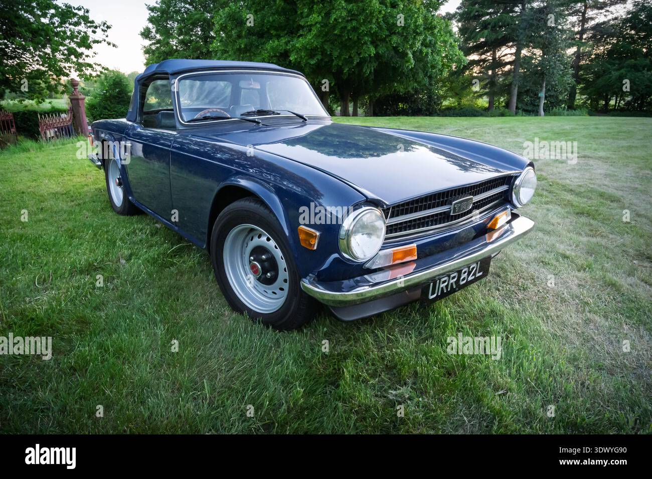 1972-73 Triumph TR6 Sportwagen URR 82L in Marineblau in Mill Meece Pumping Station, Staffordshire, Mai 2025. Stockfoto