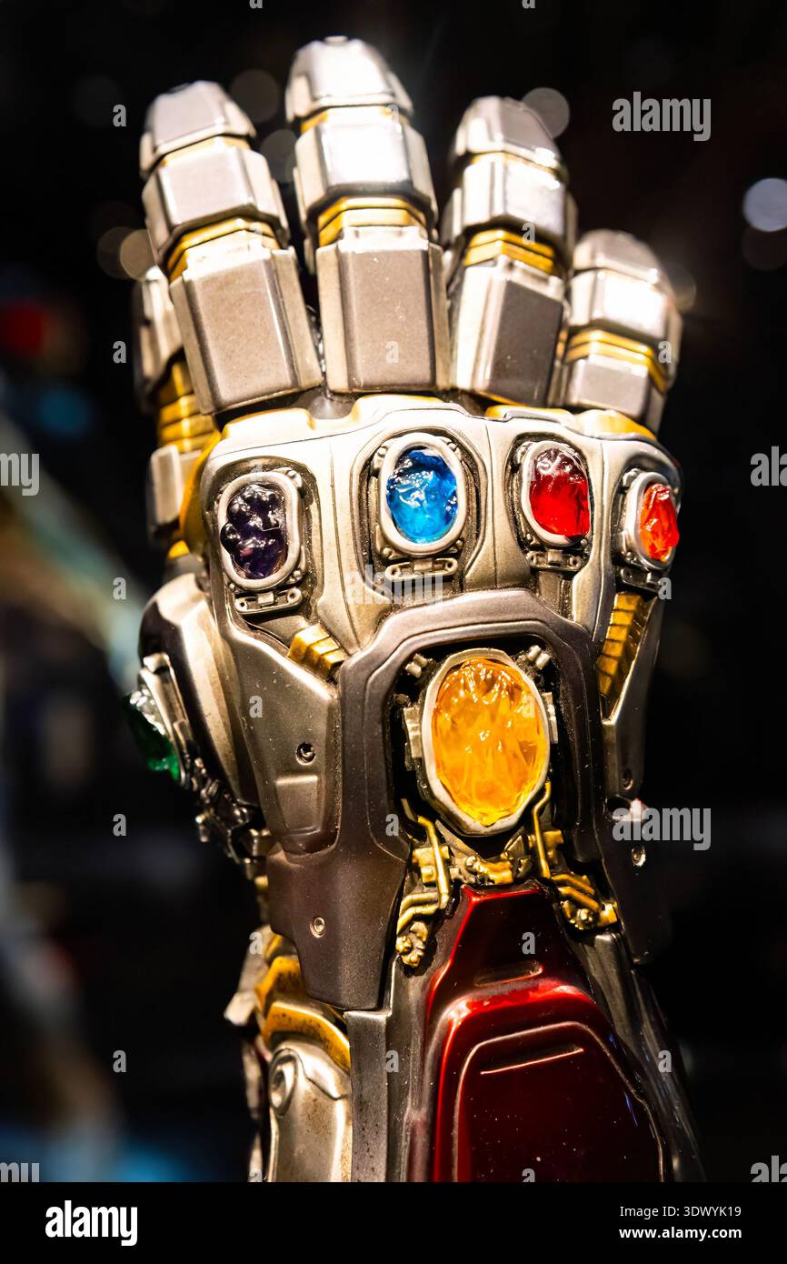 Los Angeles, CA, USA - 01. Dezember 2025: Der goldene Handschuh mit den bunten Steinen aus dem Kinouniversum Stockfoto