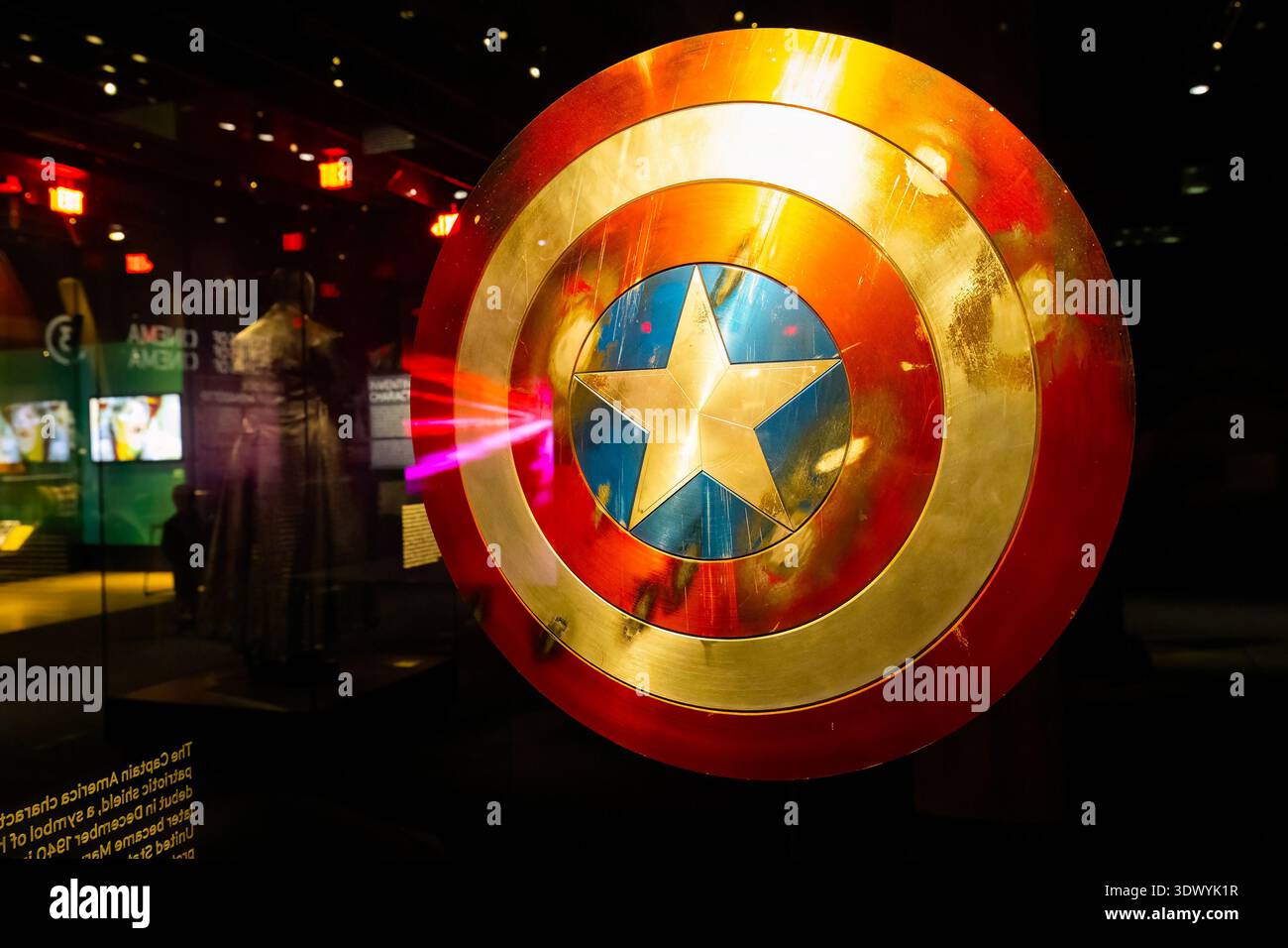 Los Angeles, CA, USA - 01. Dezember 2025: Das ikonische rot-weiß-blaue Lebendigkeitsschild aus dem Kinouniversum von Marvel Stockfoto