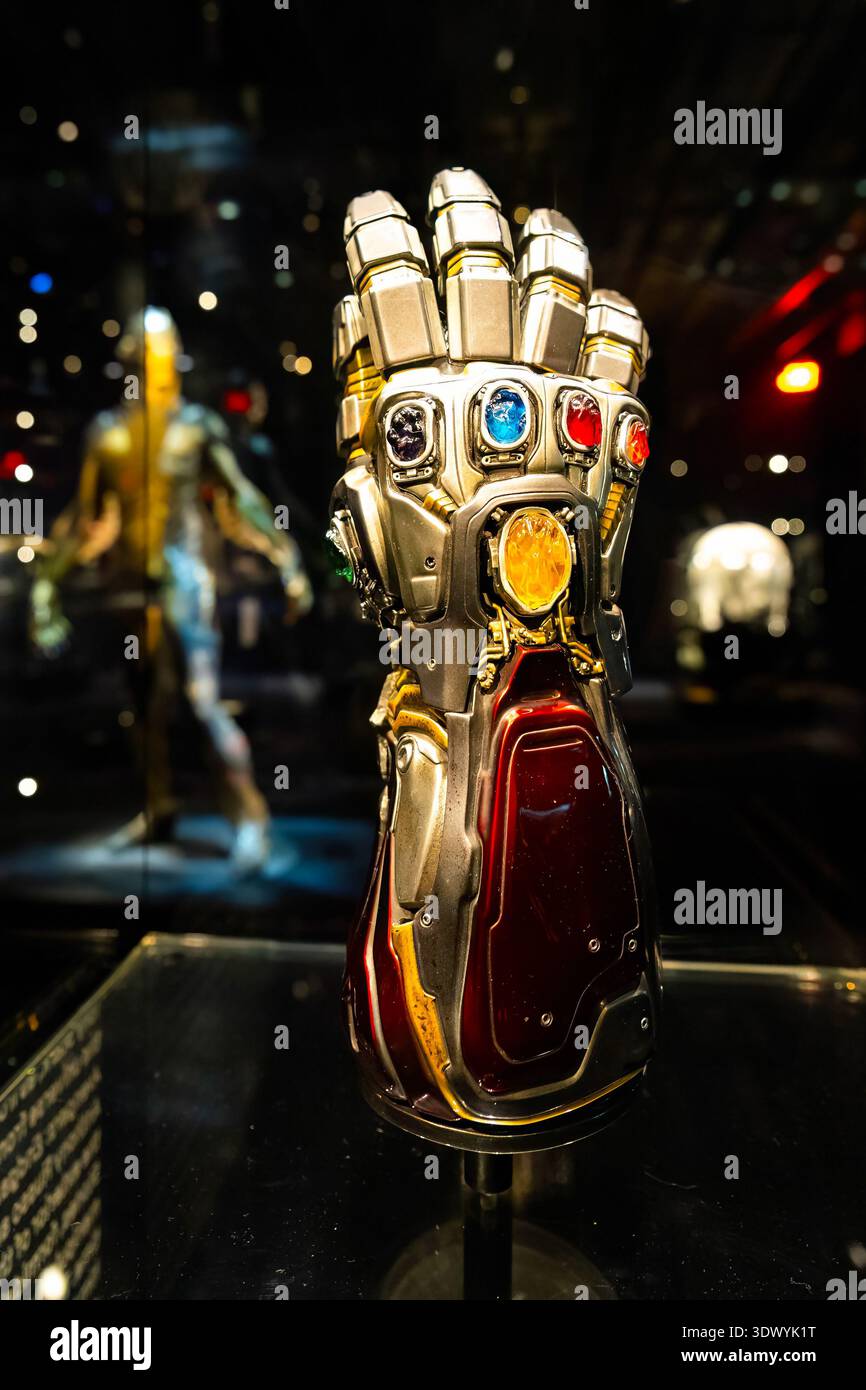 Los Angeles, CA, USA - 01. Dezember 2025: Der goldene Handschuh mit den bunten Steinen aus dem Kinouniversum Stockfoto