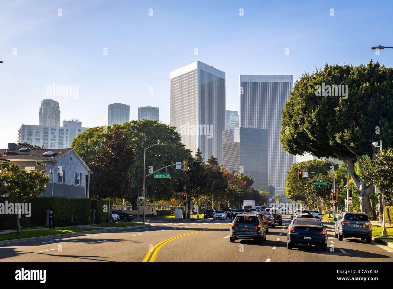 Los Angeles, CA, USA - 01. Dezember 2025: Zwischen den Wolkenkratzern im Herzen der Innenstadt fließt ein starker Morgenverkehr Stockfoto