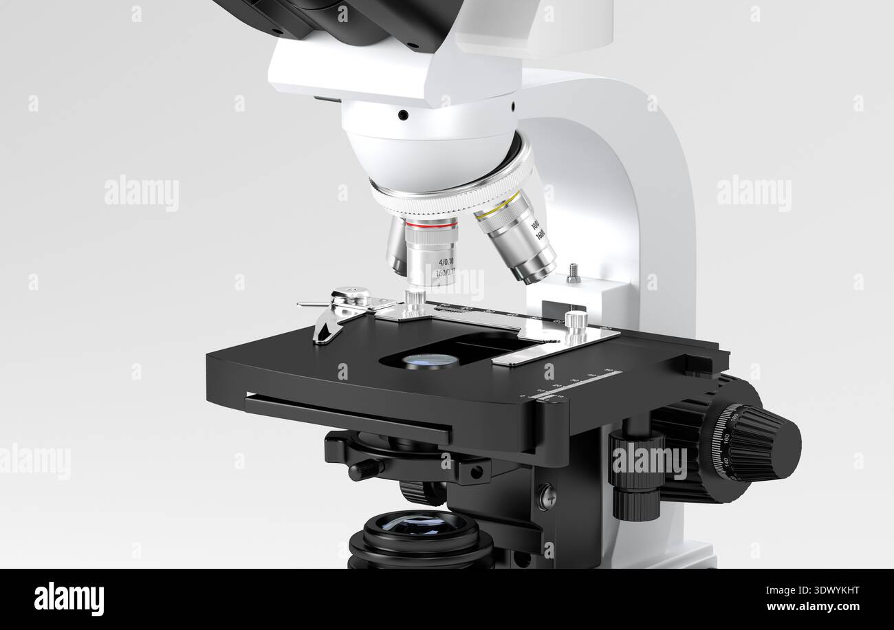 Ein Mikroskop im Labor. Das Mikroskop enthält verschiedene Objektivlinsen und einen Tisch zum Platzieren von Objektträgern. Der Schwerpunkt liegt auf den Details des Equi Stockfoto