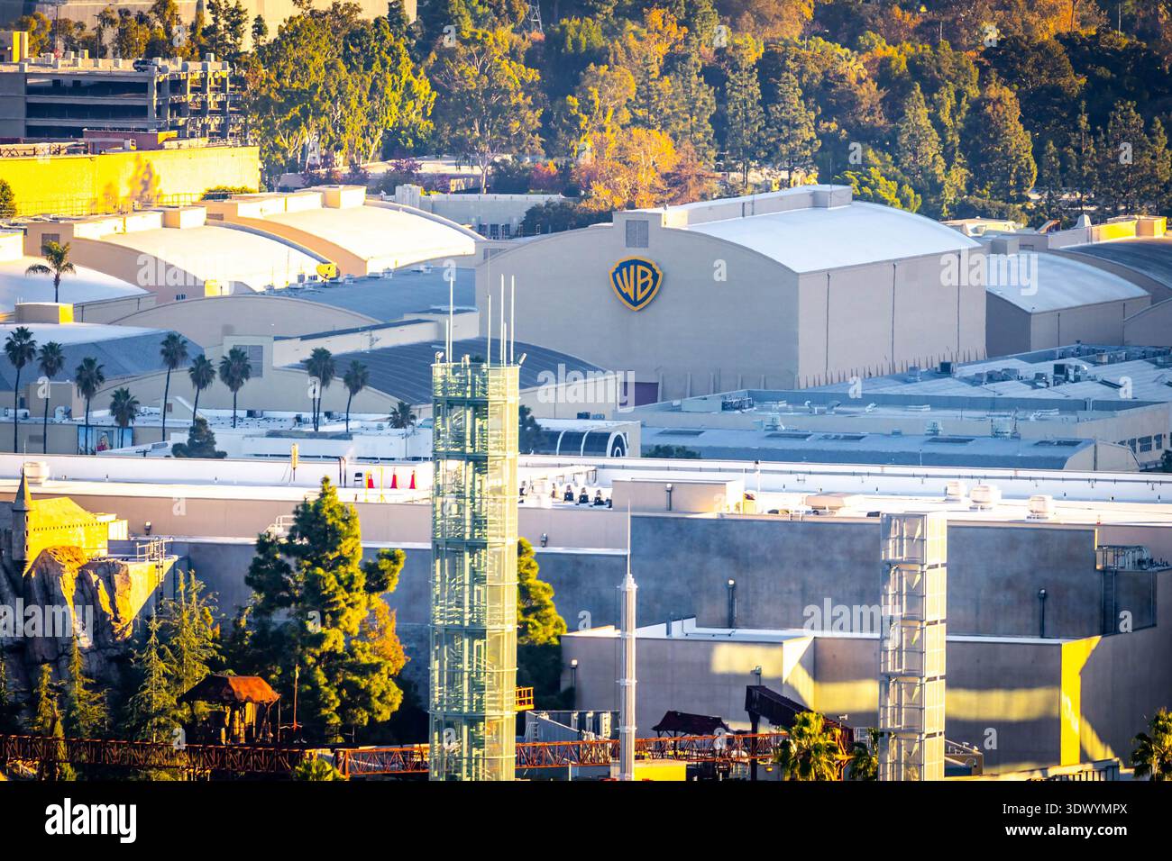 Los Angeles, CA, USA - 2. Dezember 2025: Ein Panoramablick aus der Luft zeigt den Komplex der Warner Brothers Studios und die Produktionsgebäude unter klarer Summe Stockfoto