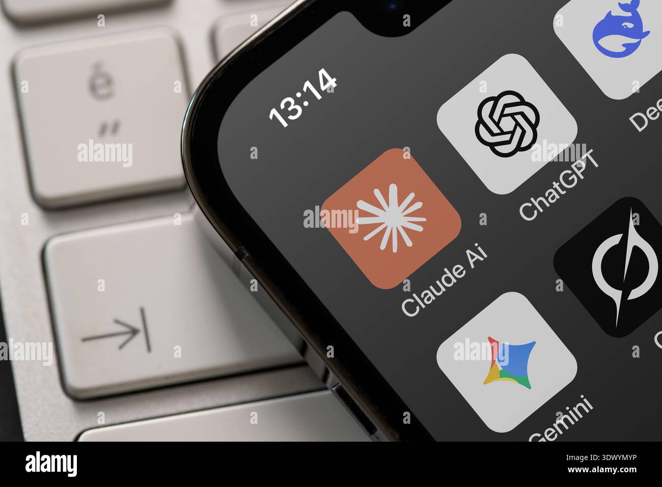 Antalya, Türkei - 28. Februar 2026: Claude KI-App-Symbol unter anderen KI-Tools Stockfoto