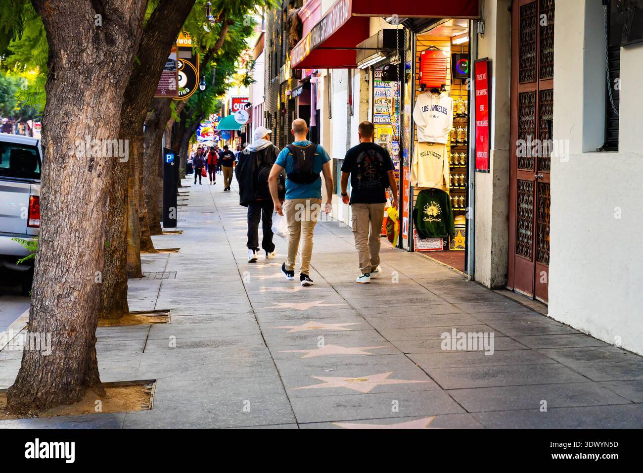 Los Angeles, CA, USA - 2. Dezember 2025: Malerischer Blick auf die Hollywood Walk of Fame Street mit Sternen aus nächster Nähe Stockfoto