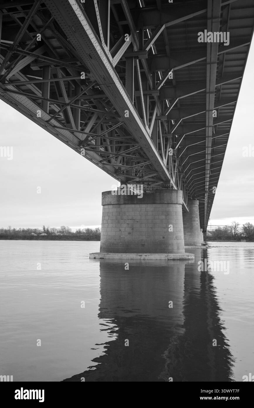 Bridge Arch über dem Fluss aus der architektonischen Perspektive Stockfoto