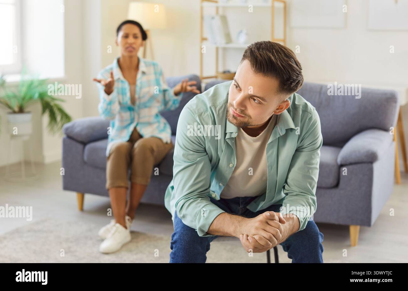 Wütende Frau, Die Zu Hause Den Ehemann Anruft Stockfoto
