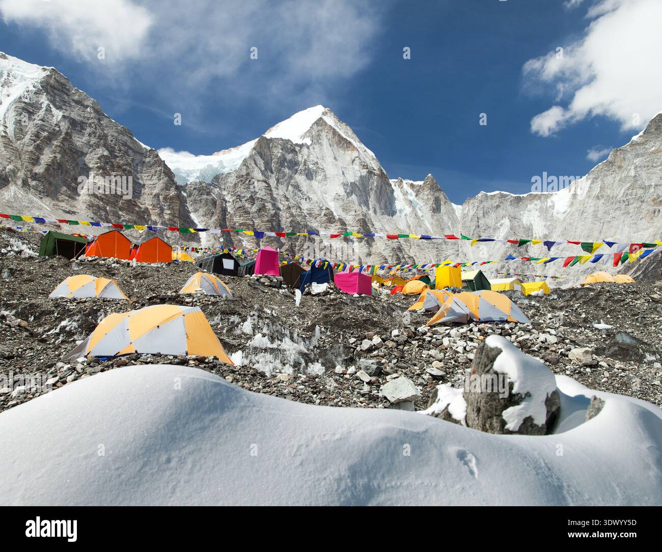 Blick vom Mount Everest Basislager, gelbe Zelte und Schneedrift, Khumbu Scefall Western cwm, Mount Nuptse, Wanderung zum Everest Basislager, Nepal Himalaya m Stockfoto