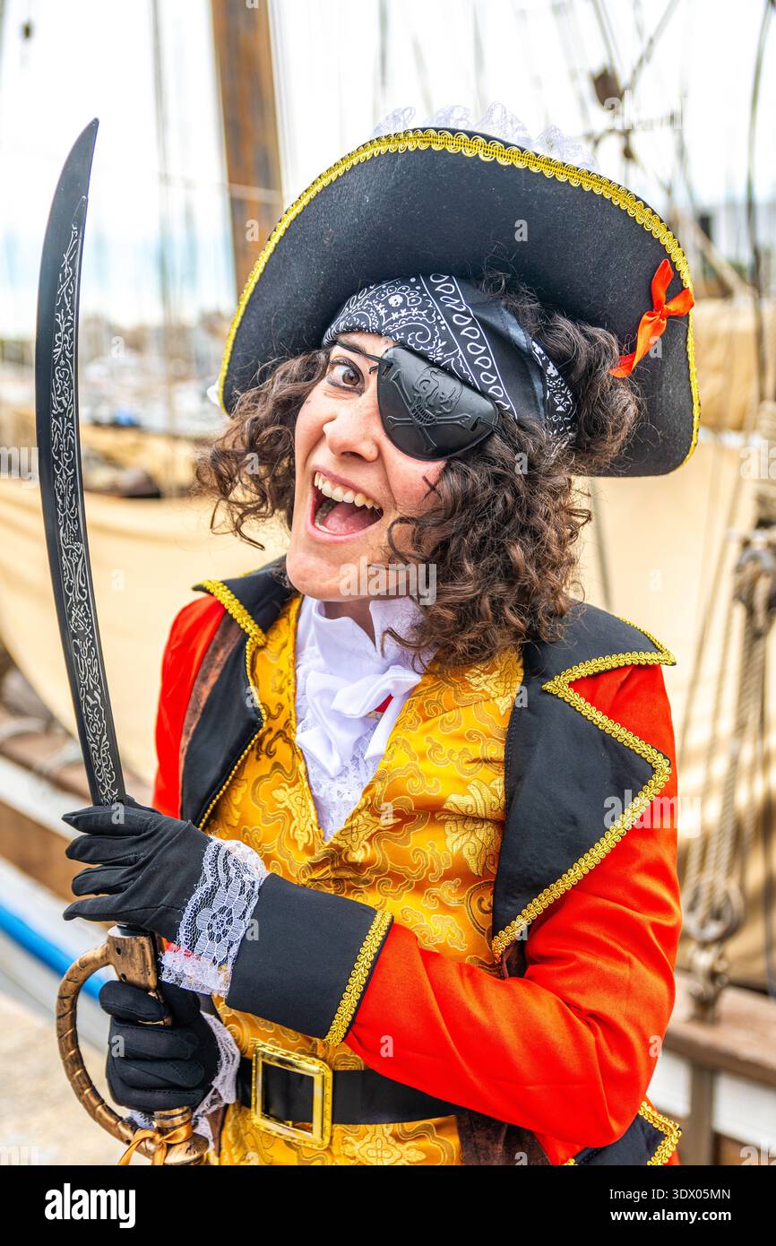 Frau, die Karneval feiert, verkleidet als fröhlicher Piratenkapitän Stockfoto