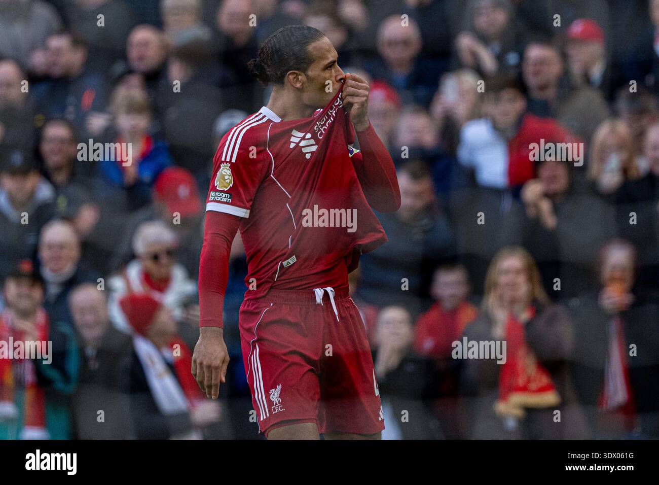 Der Liverpooler Virgil van Dijk küsst das Abzeichen auf seinem Trikot, nachdem er am Samstag, den 28. Februar 2026, während des Premier League-Spiels zwischen Liverpool und West Ham United in Anfield, Liverpool, sein zweites Tor erzielte. (Foto: Steven Halliwell | MI News) Credit: MI News & Sport /Alamy Live News Stockfoto