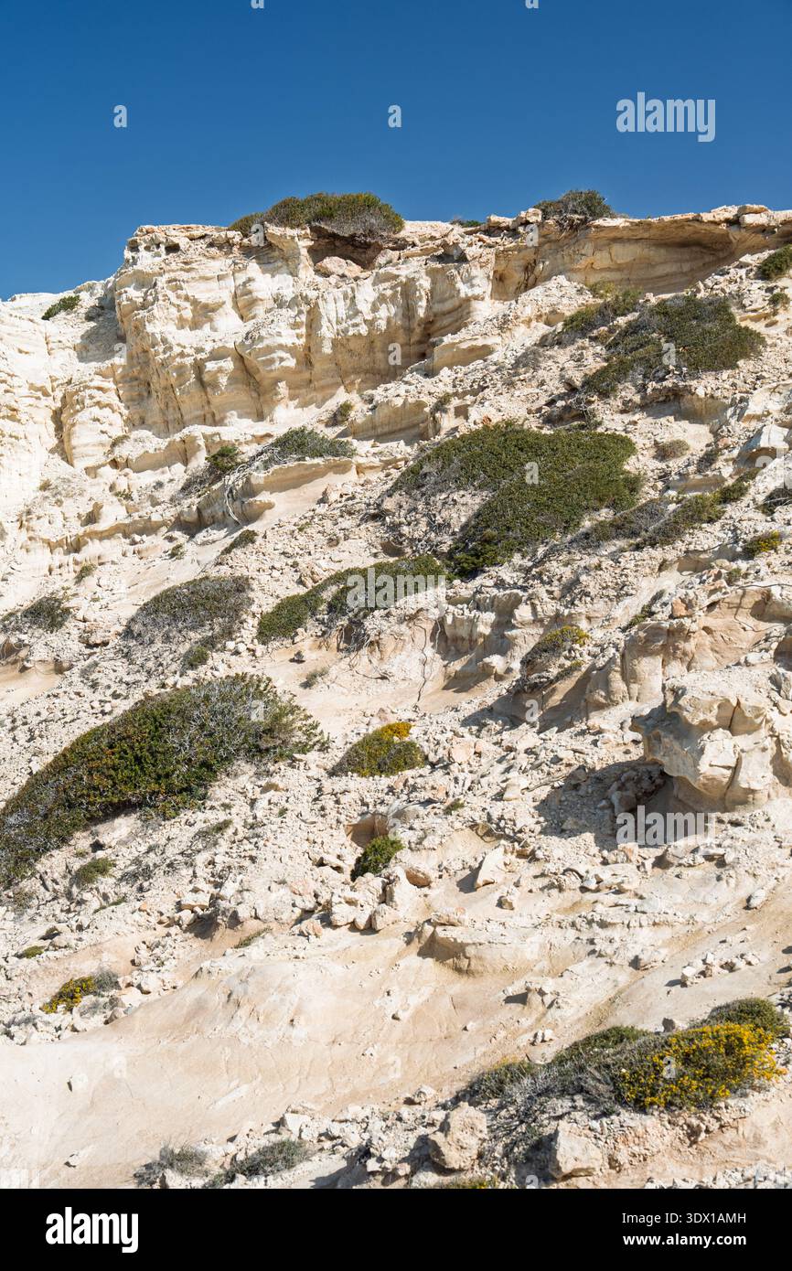 Atemberaubende zerklüftete Küste Zyperns mit weißen Klippen und azurblauem Himmel warten auf Erkundungen Stockfoto
