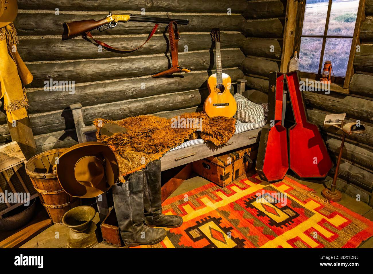 Typische Vintage-Westernholzkabine mit rustikalen Möbeln und klassischen Cowboyobjekten in einer historischen Umgebung Stockfoto
