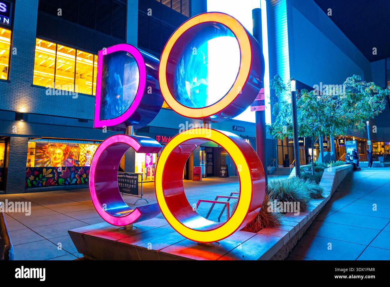 Sacramento, CA, USA - 10. November 2025: Große beleuchtete öffentliche Kunstbriefe, die DOCO in der Nacht im Downtown Commons District von Sacra schreiben Stockfoto