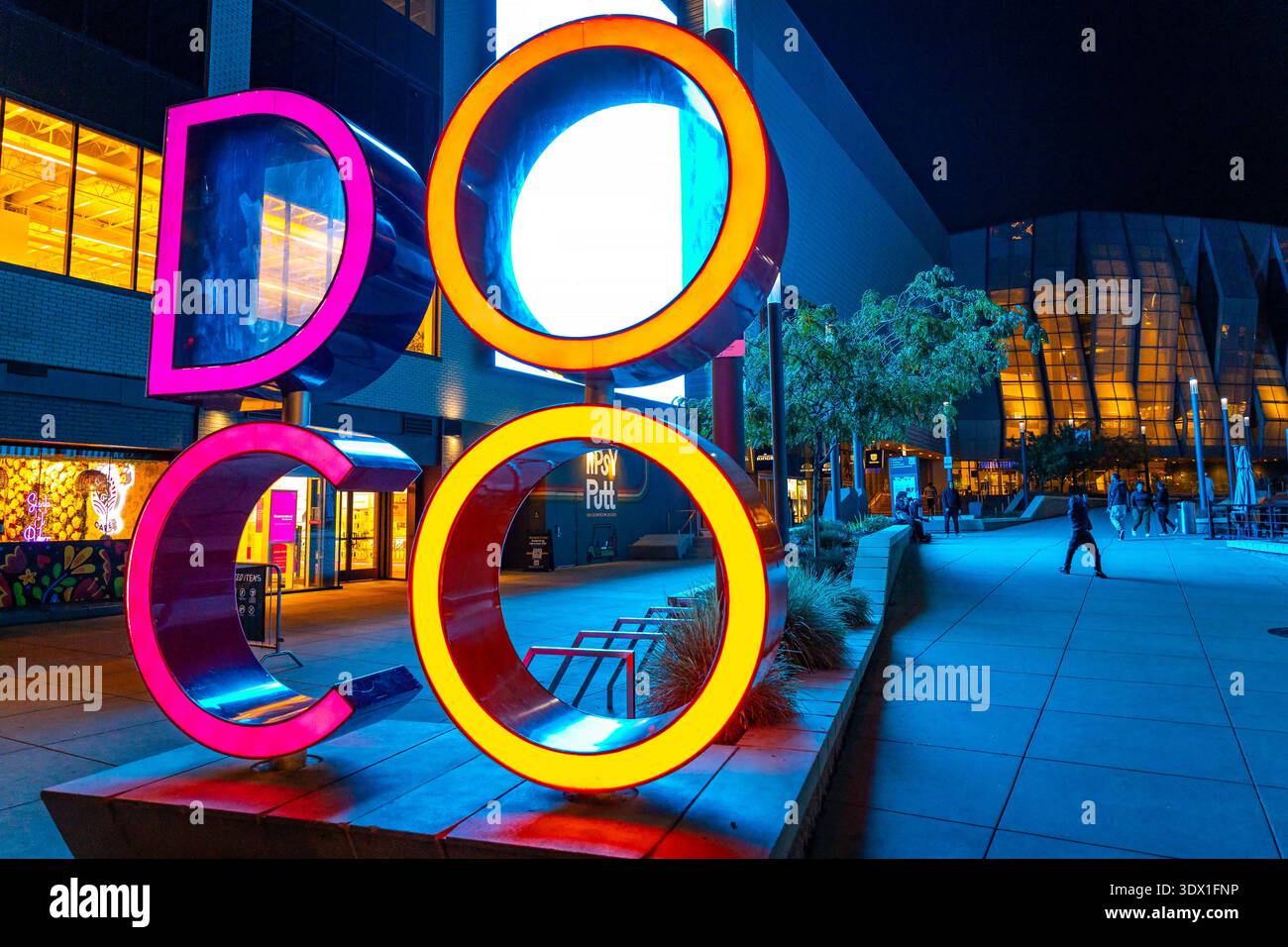 Sacramento, CA, USA - 10. November 2025: Große beleuchtete öffentliche Kunstbriefe, die DOCO in der Nacht im Downtown Commons District von Sacra schreiben Stockfoto