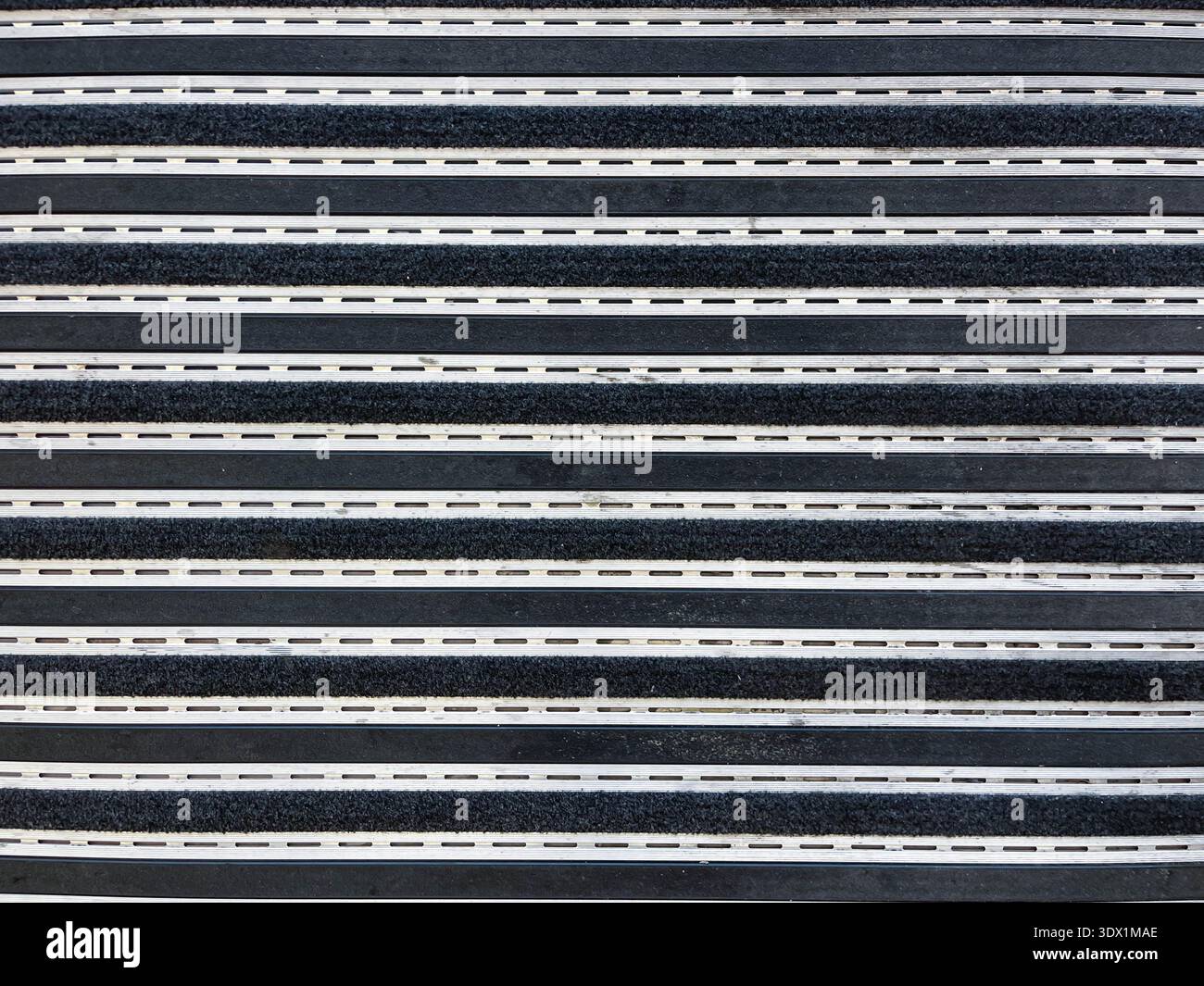 Teppichstruktur mit Gittern am Schuleingang Stockfoto